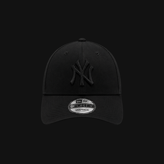 (LIMITED EDITION) NY ESSENTIAL BLACK ON BLACK 9FORTY CAP
